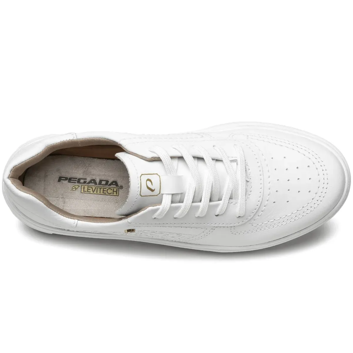 Tênis Pegada branco feminino mostrando conforto e estilo em couro